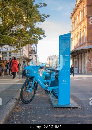 New Orleans, USA. Dezember 2019. Reihe mit vielen blauen Fahrräder Fahrräder auf Rack bike Teilen Stockfoto