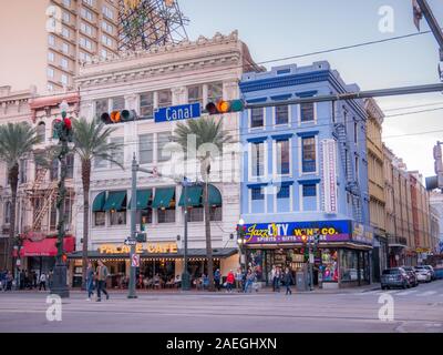 New Orleans, USA. Dezember 2019. Menschen zu Fuß gemächlich auf den Bürgersteig entlang der Canal Street im berühmten French Quarter. Jazz Gumbo Restaurant kommt Stockfoto