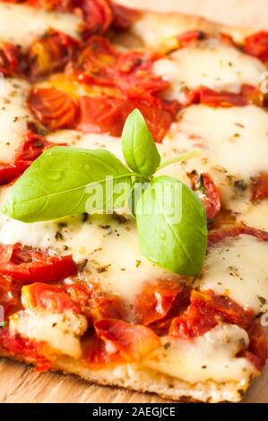 Traditionelle italienische Pizza Margherita serviert in einem Restaurant in Capri, Italien Stockfoto