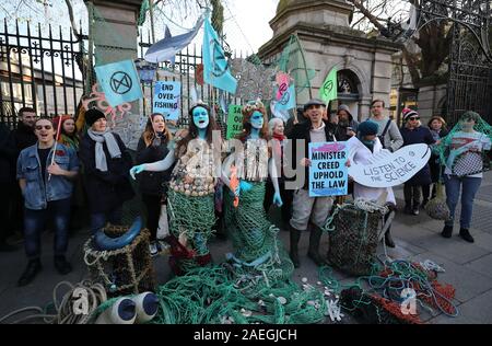 Lea Rossiter (links) und Ceara Carney, gekleidet wie Meerjungfrauen, melden Sie Mitglieder der Irischen Wildlife Trust und Aussterben Rebellion Irland außerhalb Leinster House in Dublin protestieren gegen Überfischung in irischen Gewässern. Stockfoto