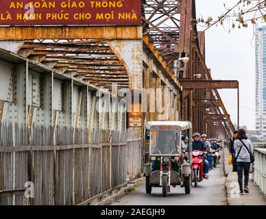 Tuk Tuk & Motorrad auf Long Bien Brücke, Red River,, Hanoi, Vietnam, Südostasien Stockfoto