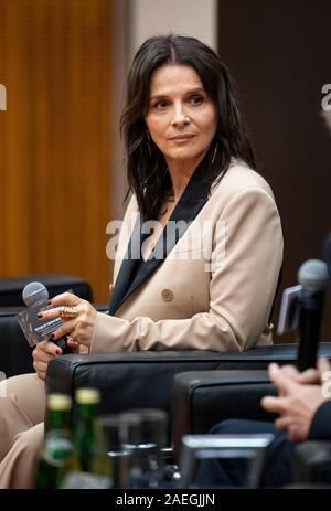 Die französische Schauspielerin Juliette Binoche spricht über ihre Filme bei einem Treffen der Presseveranstaltung für die IFFAM 2019 Stockfoto