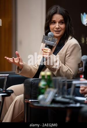 Die französische Schauspielerin Juliette Binoche spricht über ihre Filme bei einem Treffen der Presseveranstaltung für die IFFAM 2019 Stockfoto