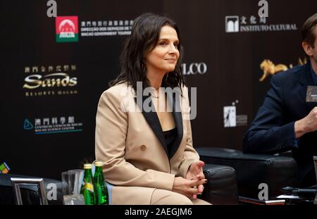 Die französische Schauspielerin Juliette Binoche spricht über ihre Filme bei einem Treffen der Presseveranstaltung für die IFFAM 2019 Stockfoto