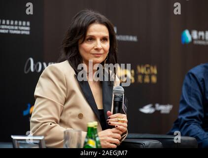 Die französische Schauspielerin Juliette Binoche spricht über ihre Filme bei einem Treffen der Presseveranstaltung für die IFFAM 2019 Stockfoto