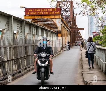 Paar reiten Motorrad auf Long Bien Brücke, Red River, Hanoi, Vietnam, Südostasien Stockfoto