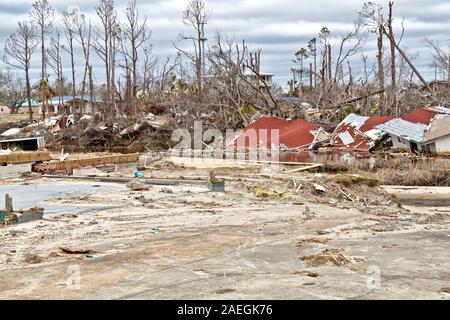 Zerstörte Haus & Grundstück vom Hurrikan Michael 2018 führt, in der Nähe von Mexico Beach, Florida Panhandle. Stockfoto