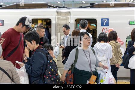 Passagiere verlassen Bullet Zug am Bahnsteig, Bahnhof Tokio, Japan Stockfoto