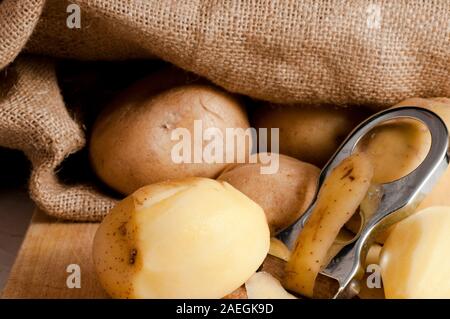 Kartoffeln außerhalb meschotschek jute Stockfoto