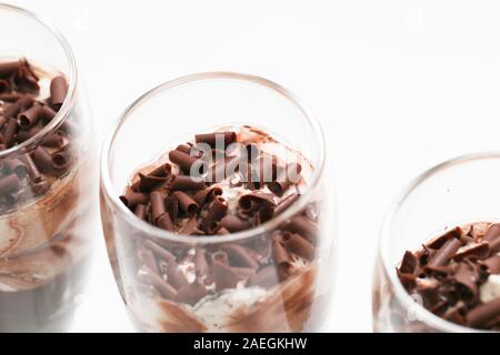 Kleinigkeit Layered Dessert mit Schokolade Schwamm Stockfoto