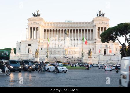 Rom, Italien, 04.Oktober, 2018: Verkehr auf der Piazza Venezia in Rom Besetzt Stockfoto