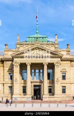 Vorderansicht des Portikus mit ionischen Säulen des Palais de Justice, ein neo-griechischen Palastes unter dem Deutschen Reich, in dem sich das hohe Gericht gebaut. Stockfoto