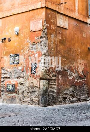 Rom, Italien, 05.Oktober, 2018: Reduzierte Putz der alten Mauerwerk des Hauses ausgesetzt, an der Ecke der Via delle Vacche in Rom Stockfoto