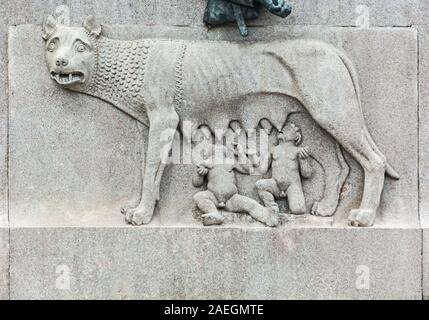 Rom, Italien, 05.Oktober, 2018: Die bas-relief mit der Darstellung eines Wolf, nährt Romulus und Remus auf dem Podest der majestätischen Garibaldi Monu befindet. Stockfoto
