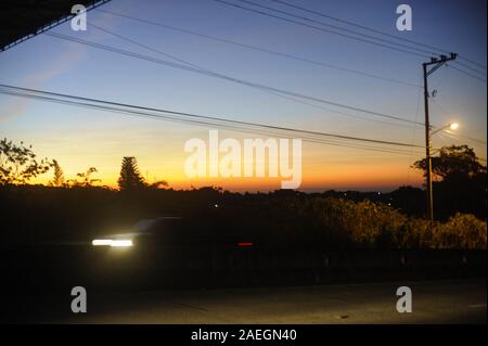 Dezember 9, 2019, La Libertad, El Salvador: Autos vorbei, wie die Sonne in La Libertad Abteilung steigt, El Salvador (Credit Bild: © camilo Freedman/ZUMA Draht) Stockfoto