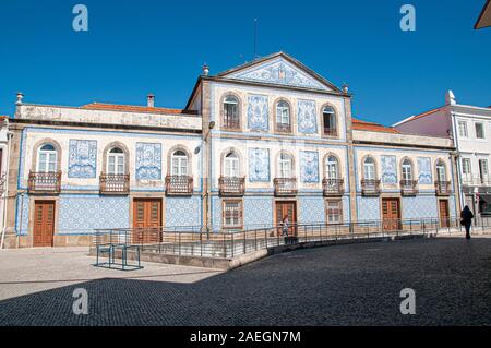 Casa de Santa Zita, Aveiro, Portugal AKA Palacete Visconde da Granja, Gebäude aus dem 19. Jahrhundert mit typischen bunten blau Keramik Fliesen bedeckt Als Stockfoto