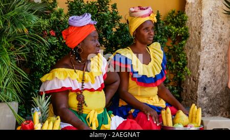 Traditionell weiblichen Früchten Straßenhändler in Cartagena de Indias genannt Palenqueras Stockfoto