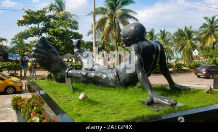 Rückansicht des Bigfoot Statue von Idan Zareski vor bocagrande Square Mall (Centro Comercial) Stockfoto