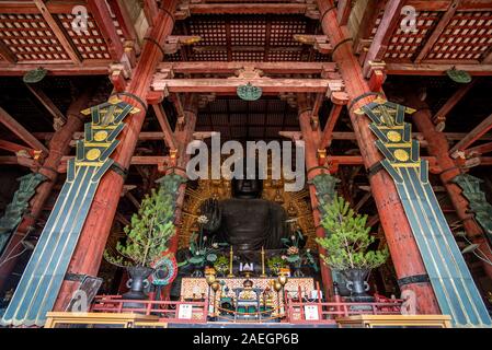 April 22, 2019: Die große Statue des Buddha auf Todaiji Tempel. Nara, Japan Stockfoto