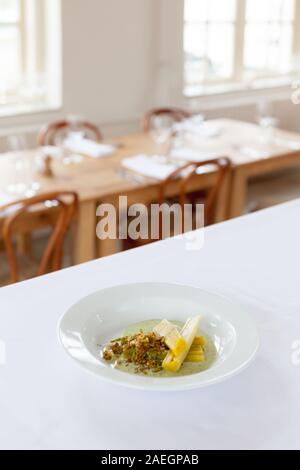 Teller mit Essen im Restaurant Scheepskameel, Amsterdam, Niederlande Stockfoto