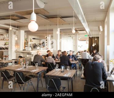 Kunden im Restaurant Wilde Zwijnen, Amsterdam, Niederlande Stockfoto