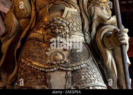 April 22, 2019: Detail eines der hölzernen Wächter an der Todai-ji-Tempel. Nara, Japan Stockfoto