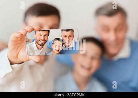 Der Mensch, sein Sohn und der ältere Vater, selfie Sitzen innen Stockfoto
