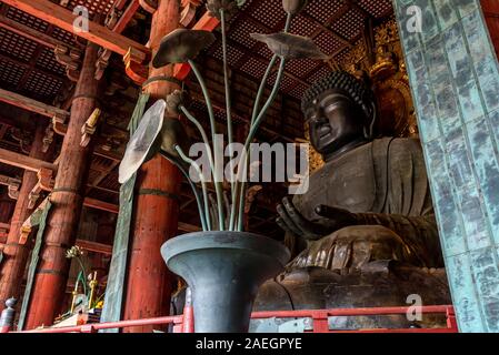 April 22, 2019: Die große Statue des Buddha auf Todaiji Tempel. Nara, Japan Stockfoto