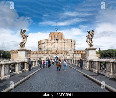 Rom, Italien, 06.Oktober, 2018: Touristen zu Fuß entlang der Brücke von St. Engel, die zum Schloss des Heiligen Engel in Rom Stockfoto