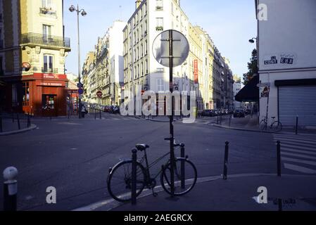 Street View in Paris am frühen Morgen, pasakdke Stockfoto