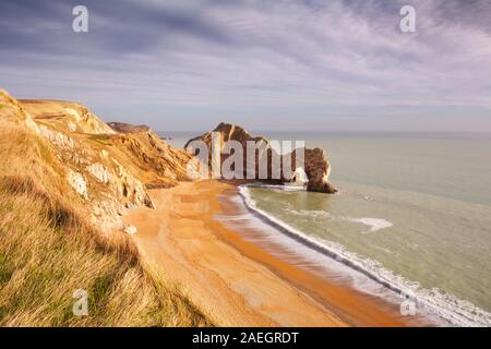 Die Durdle Door Felsbogen an der Küste von Dorset in Südengland, von oben fotografiert. Stockfoto