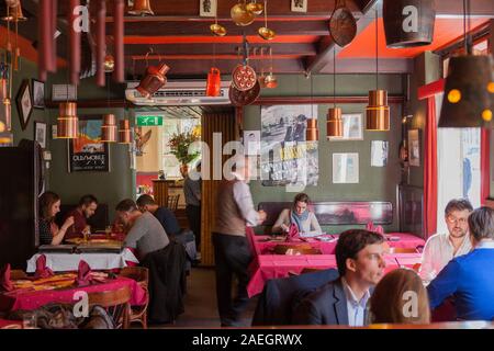 Rijstafel im indonesischen Restaurant Sama Sebo, Amsterdam, Niederlande Stockfoto