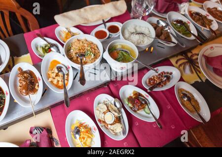 Rijstafel im indonesischen Restaurant Sama Sebo, Amsterdam, Niederlande Stockfoto