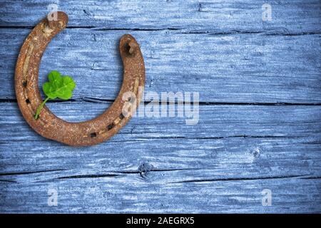 Tafel mit vierblättrigen Klee und ein Hufeisen Stockfoto