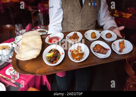 Rijstafel im indonesischen Restaurant Sama Sebo, Amsterdam, Niederlande Stockfoto