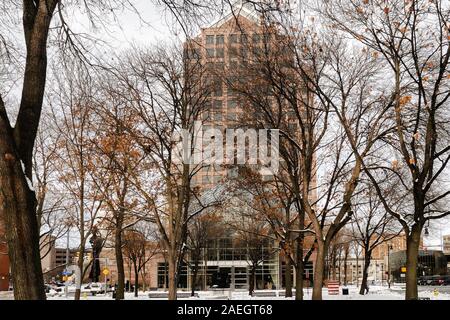Rochester, New York, USA. Dezember 8, 2019. Anzeigen von Legacy Tower vom Washington Square Park in der Innenstadt von Rochester, New York, nach einem späten Herbst s Stockfoto