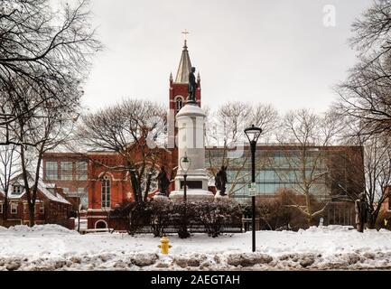 Rochester, New York, USA. Dezember 8, 2019. Blick auf den Washington Square Park in der Innenstadt von Rochester, New York, nach einem späten Herbst Schneefall mit dem Soldi Stockfoto