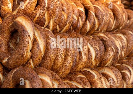 Simit. Türkische Bagel, Gebäck, Fast Food und Snacks Stockfoto