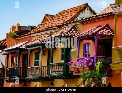 Schöne und farbenfrohe Architektur in der Plaza de los Coches in Cartagena. Nette Balkons mit Blumen Stockfoto