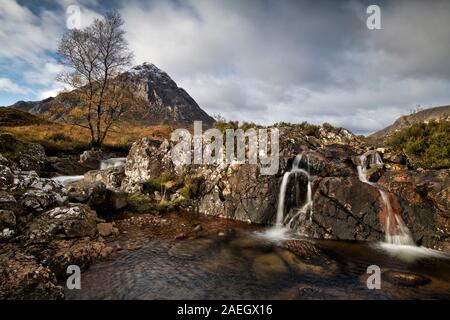 Buachaille Etive Mor mit River Coupall Wasserfällen im Vordergrund (5) Stockfoto