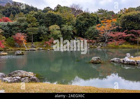 Blick auf den Garten und den See mit Herbstfarben, ursprünglich erstellt von Musō Soseki, der Tenryū-ji Zen-buddhistischen Tempel, Kyoto, Japan Stockfoto