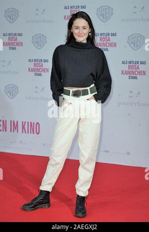 Lea van Acken bei der Kinopremiere' Als Hitler das rosa Kaninchen stahl' im Zooalast in Berlin am 8.12.2019 Stockfoto