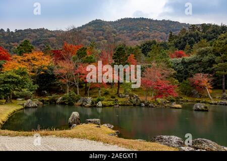 Blick auf den Garten und den See mit Herbstfarben, ursprünglich erstellt von Musō Soseki, der Tenryū-ji Zen-buddhistischen Tempel, Kyoto, Japan Stockfoto