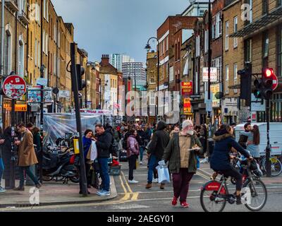 Brick Lane Markt am Sonntag in East London Shoreditch. Die beliebten Markt am Sonntag auf der Brick Lane in East London. Stockfoto