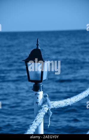 In der Nähe von Laternen am Pier. Getönten in blauer Farbe. Stockfoto