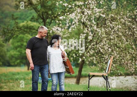 Genießen Sie die Farbe. Schönes älteres Ehepaar bei einem Spaziergang im Park von Freizeit Stockfoto