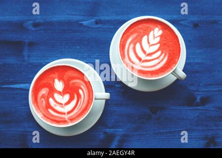 Zwei Tassen Cappuccino auf hölzernen Tisch. Stockfoto