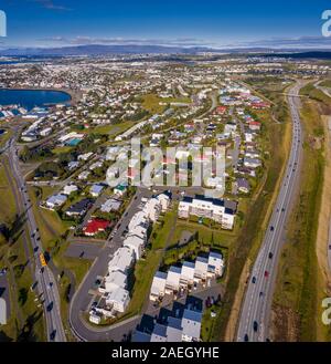 Wohnungen in Hafnarfjordur, einem Vorort von Reykjavik, Island Stockfoto
