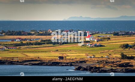 Ackerland und Gardasee Kirche, Alftanes, Island Stockfoto