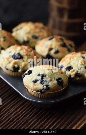 Hausgemachten blueberry muffins auf Eiche board schließen oben mit natürlichem Licht Seitenansicht Kopie Raum Stockfoto